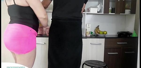 Tia gostosa fodendo com rapaz na cozinha
